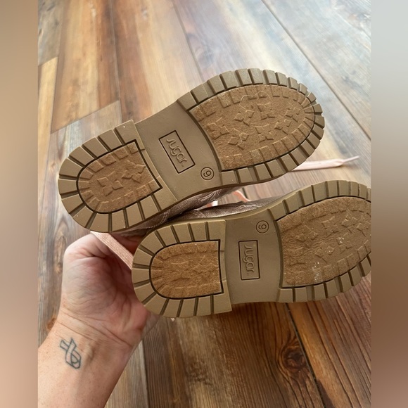 Girls boots, size 9 metallic pink boots, faux fur, zipper and tie closure - Picture 4 of 6